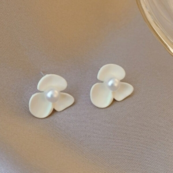 Super Fairy Cream White Earrings Ins Pearl Flower Simple 925 Silver Needle Earrings - Image 4