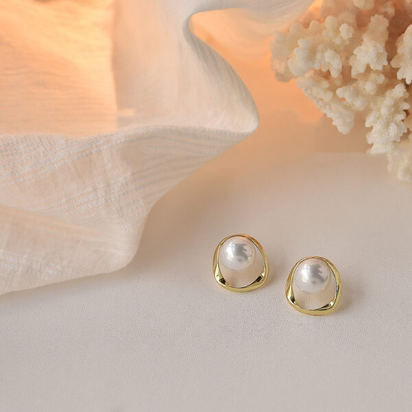 Women's Fashion Temperament Silver Ear Studs Three-dimensional Pearl Stud Earrings