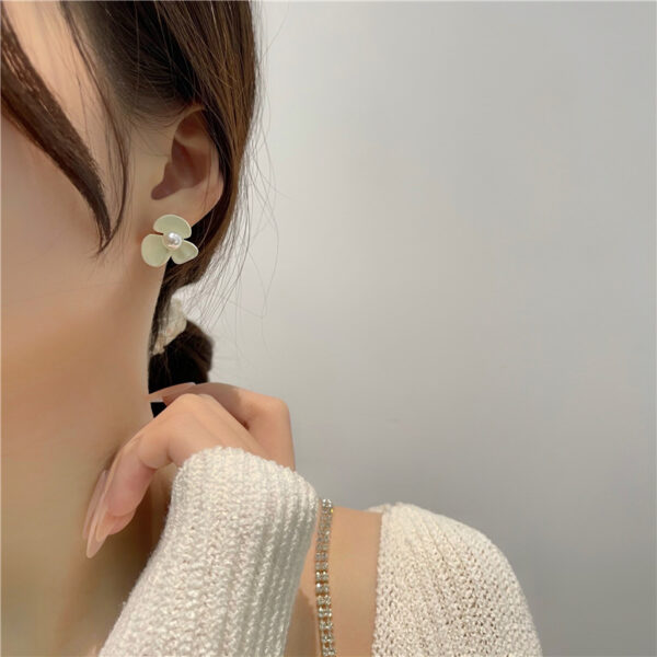 Super Fairy Cream White Earrings Ins Pearl Flower Simple 925 Silver Needle Earrings - Image 2