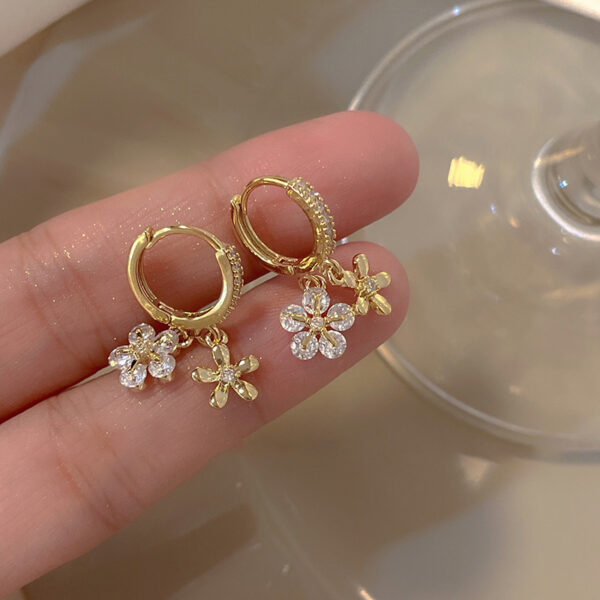 Niche Design Zirconia Metal Flower Tassel Earrings