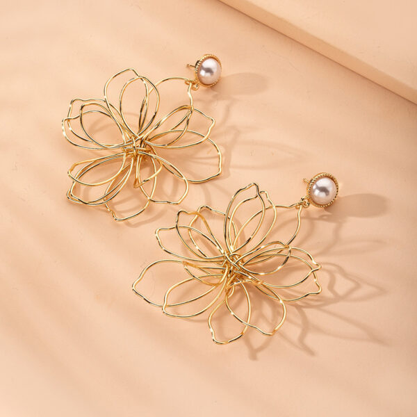 Simple Fashion Pearl Beautiful Flowers Stud Earrings - Image 5