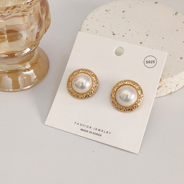 French Retro Minimalist Design Pearl Earrings - Image 2