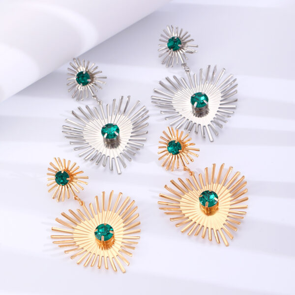 Bohemian Sunflower Heart-Shaped Earrings
Bohemian Sunflower Design: Radiates warmth, positivity, and individuality