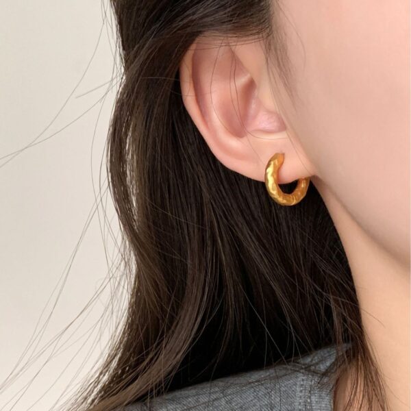 High-grade Ear Clip Retro Graceful Earrings Women - Image 5