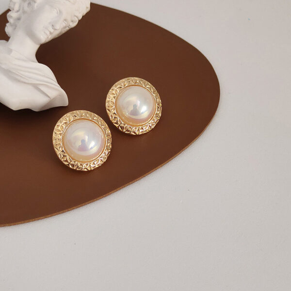 French Retro Minimalist Design Pearl Earrings - Image 3