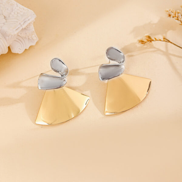 Retro Fan-shaped Textured Earrings Niche - Image 2