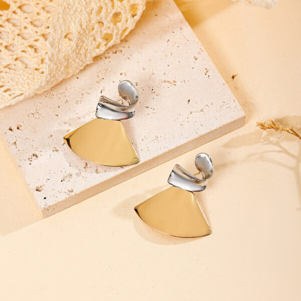 Retro Fan-shaped Textured Earrings Niche - Image 6