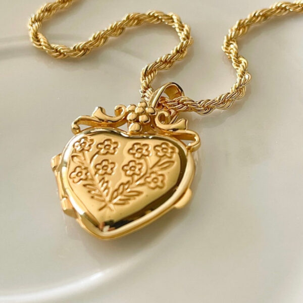 Love Heart Flowers Album Pendant Square Closure Necklace Special-interest Design Closure - Image 9