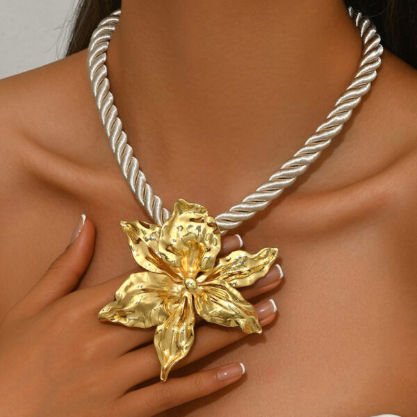 Flower Necklace Female Exaggerated Three-dimensional Flower Design - Image 3